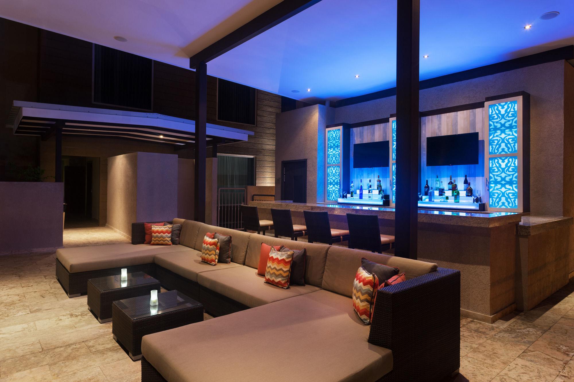Courtyard By Marriott Kingston, Jamaica Hotel Buitenkant foto