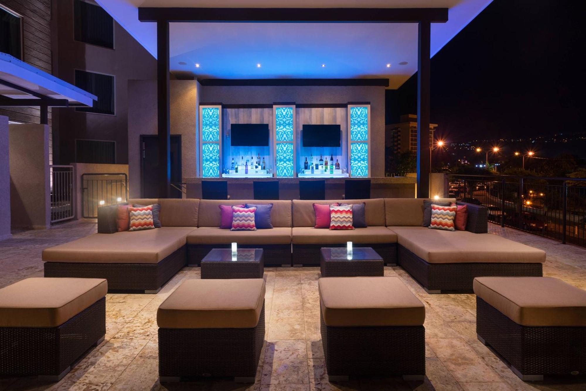 Courtyard By Marriott Kingston, Jamaica Hotel Buitenkant foto