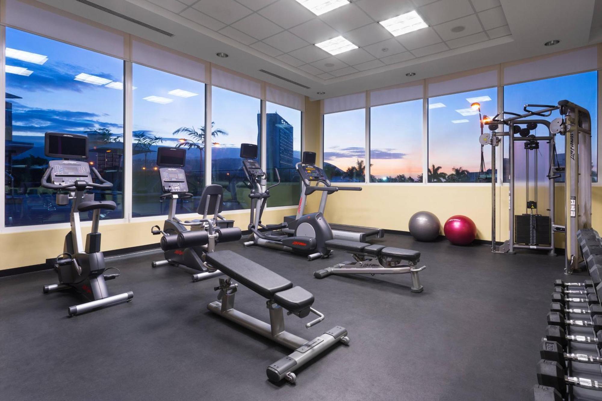 Courtyard By Marriott Kingston, Jamaica Hotel Buitenkant foto