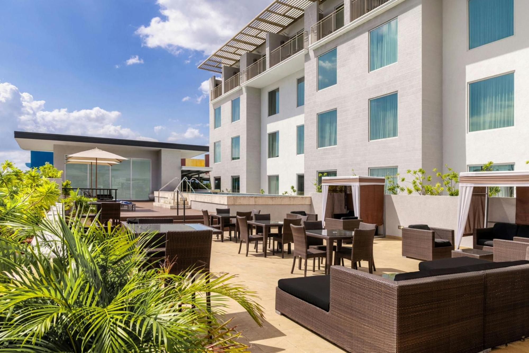 Courtyard By Marriott Kingston, Jamaica Hotel Buitenkant foto
