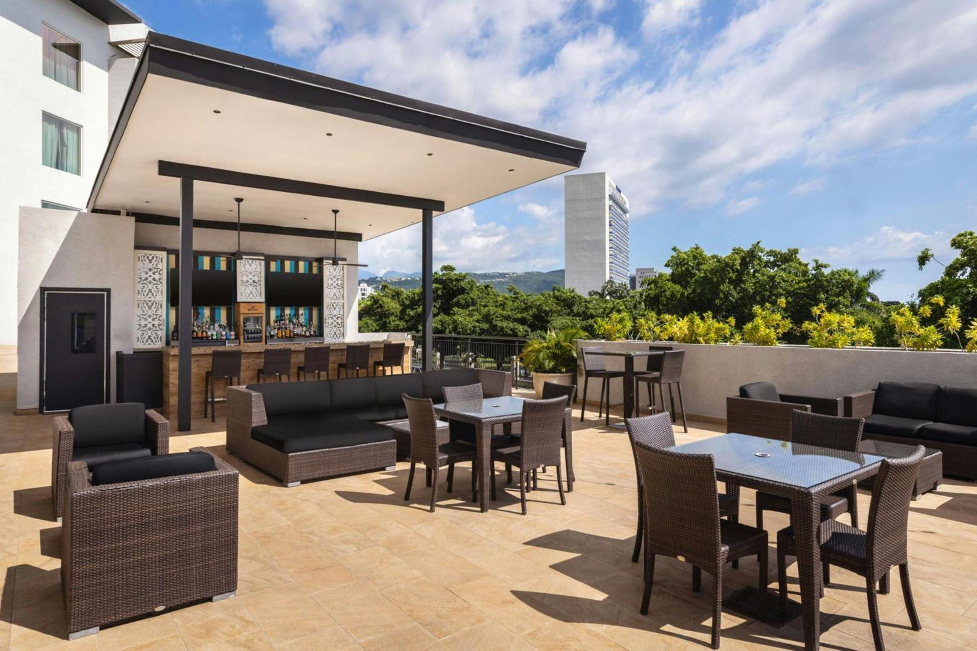 Courtyard By Marriott Kingston, Jamaica Hotel Buitenkant foto