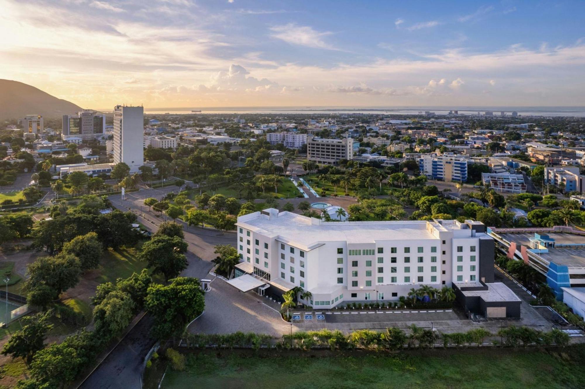 Courtyard By Marriott Kingston, Jamaica Hotel Buitenkant foto