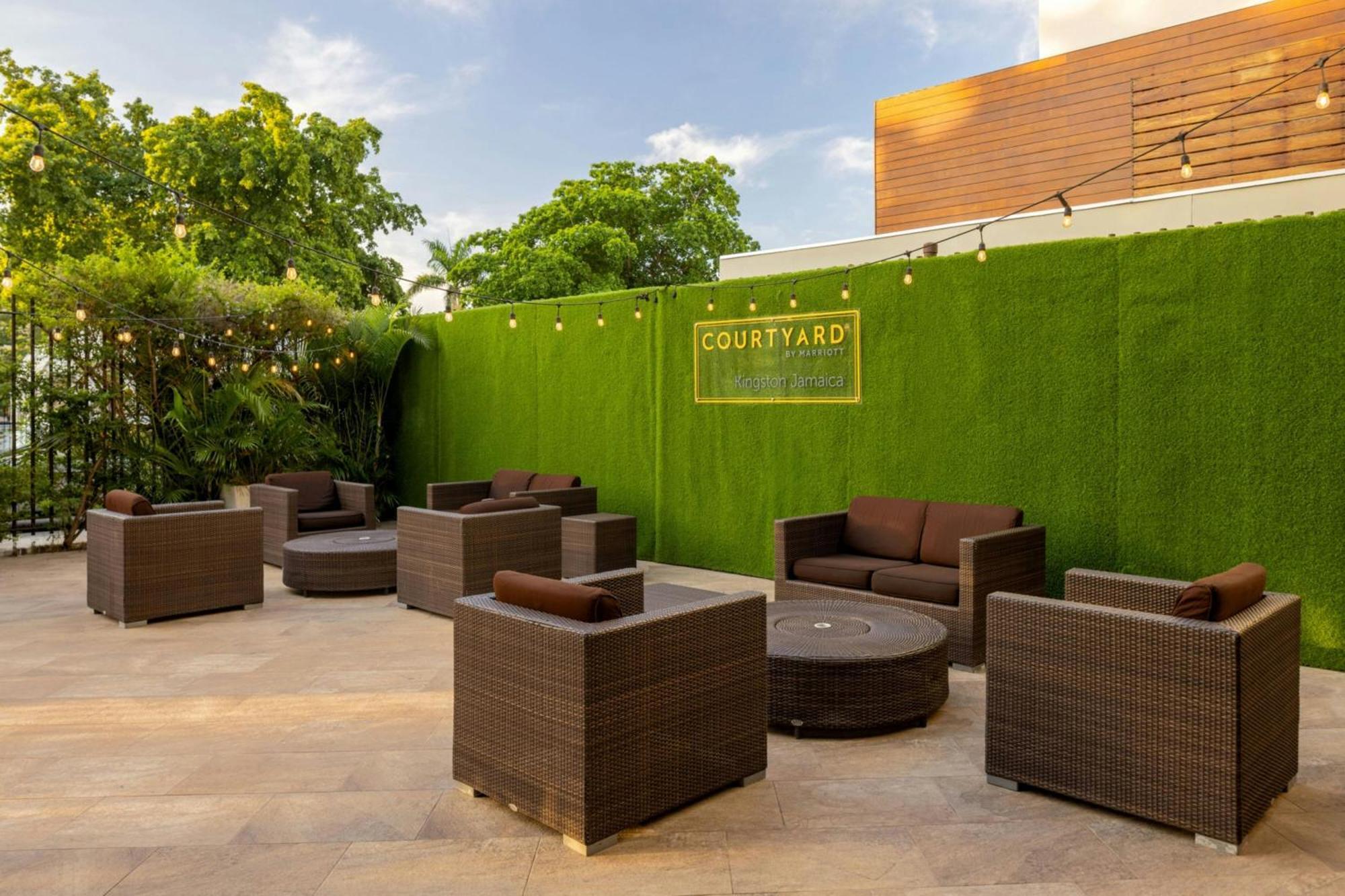 Courtyard By Marriott Kingston, Jamaica Hotel Buitenkant foto