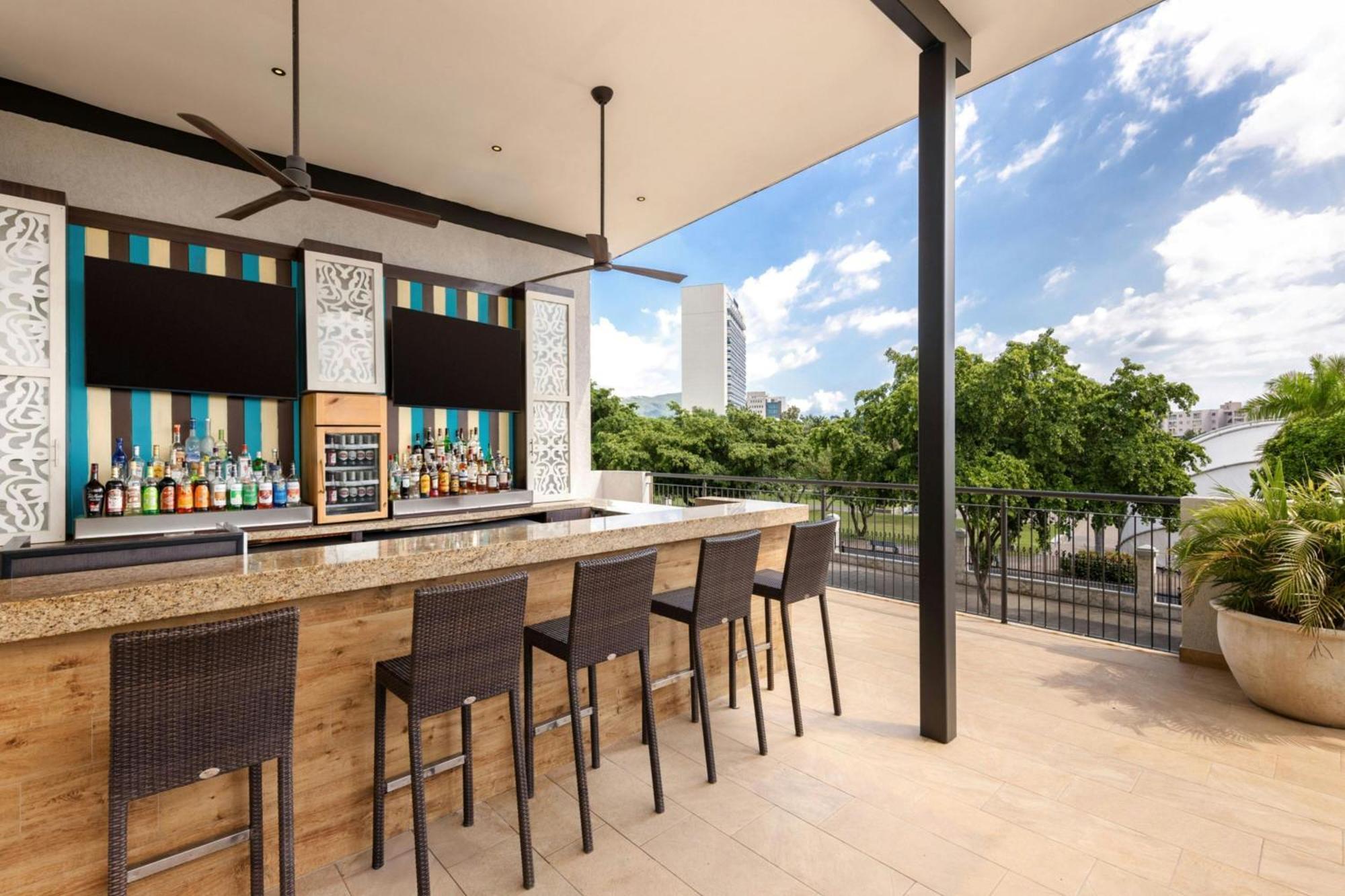 Courtyard By Marriott Kingston, Jamaica Hotel Buitenkant foto
