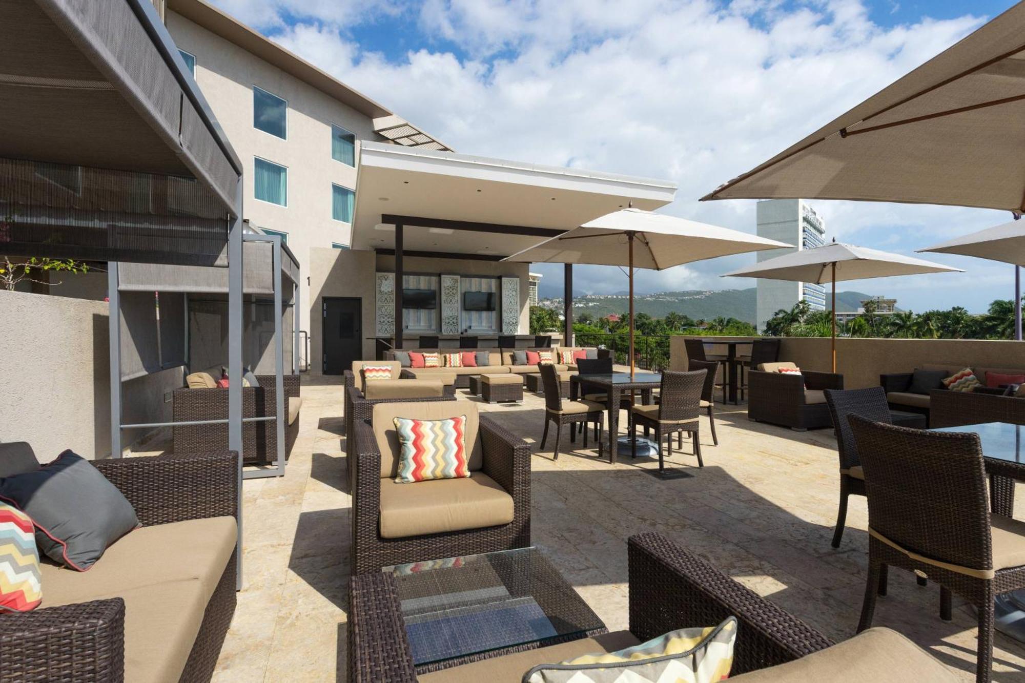 Courtyard By Marriott Kingston, Jamaica Hotel Buitenkant foto
