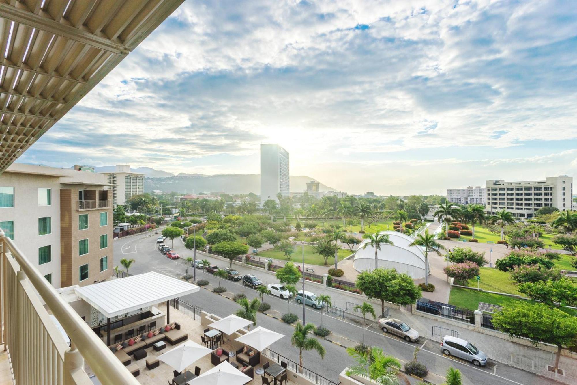 Courtyard By Marriott Kingston, Jamaica Hotel Buitenkant foto
